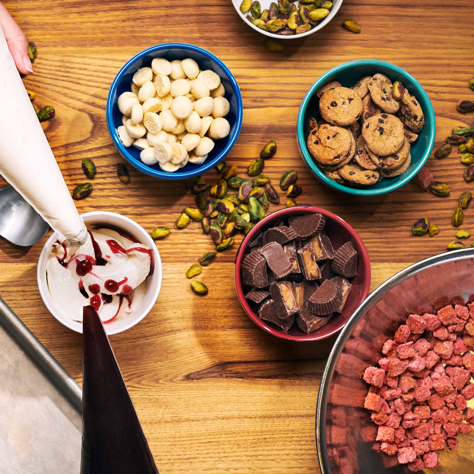 Ingrediënten in schalen op een tafel
