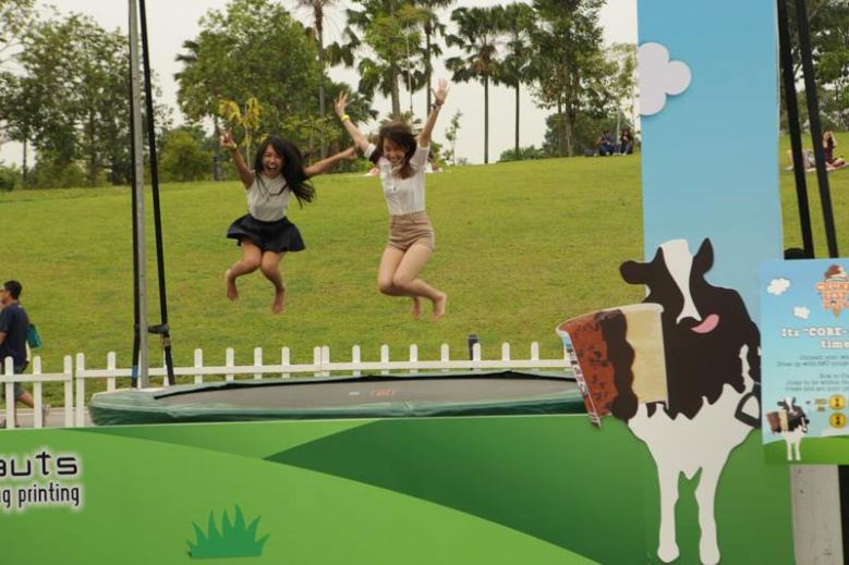 mensen die op een trampoline springen