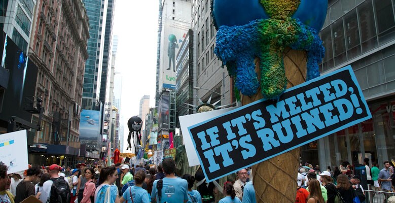 mensenmenigte bij een klimaatoptocht