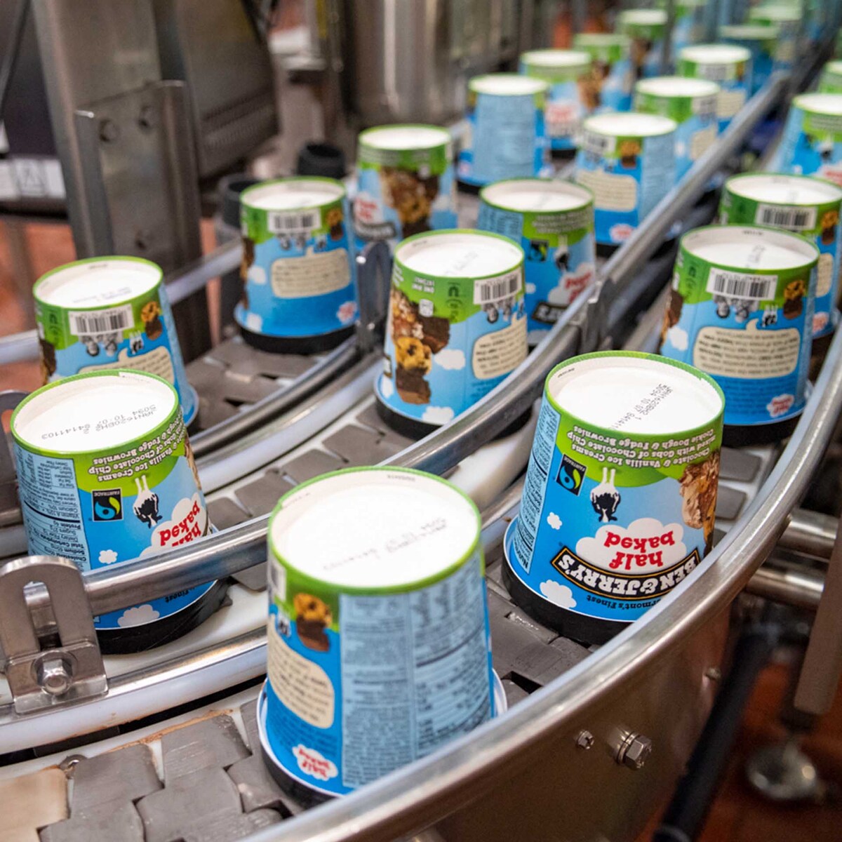 Ben & Jerry's-ijsbekers op een lopende band