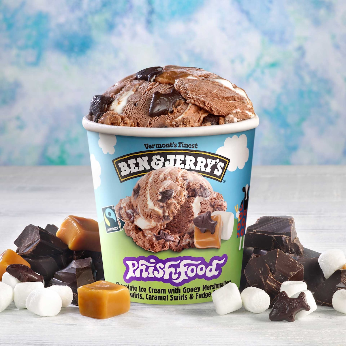 Een beker Ben & Jerry's Phish Food-ijs